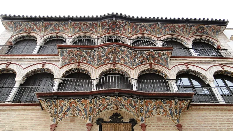 Fachada decorada de la Casa del Gremio, en Plaza de España de Écija